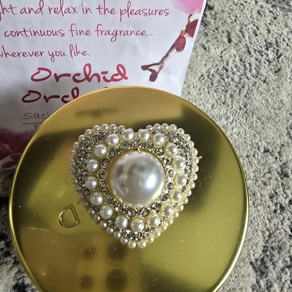 Gorgeous Stamped Brooche - Picture 2 of 12